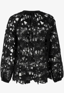 Blondebluse med et blomstermønster