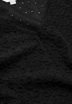 Blondetop med hulmønster