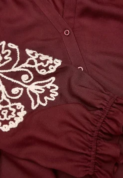 Bluse med broderi