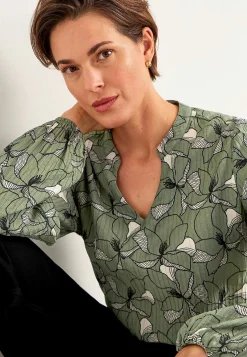 Bluse med et blomstermønster og struktur