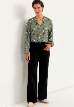 Bluse med et blomstermønster og struktur