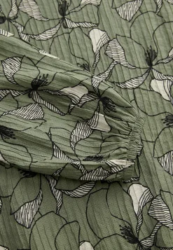 Bluse med et blomstermønster og struktur