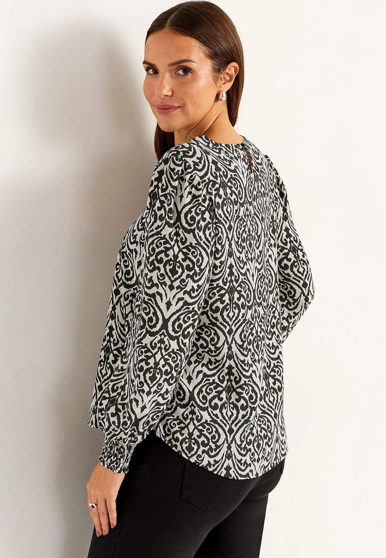 Bluse med smock ved manchetterne