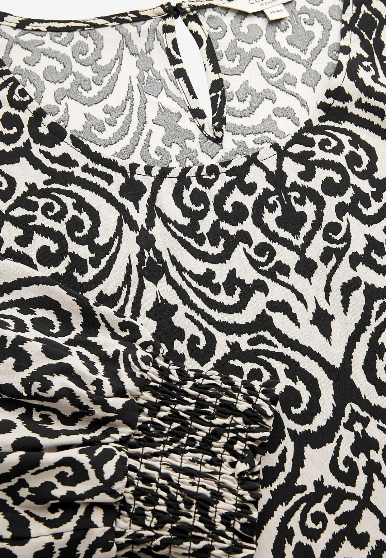 Bluse med smock ved manchetterne