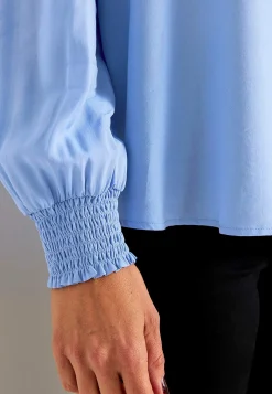 Bluse med smock ved manchetterne
