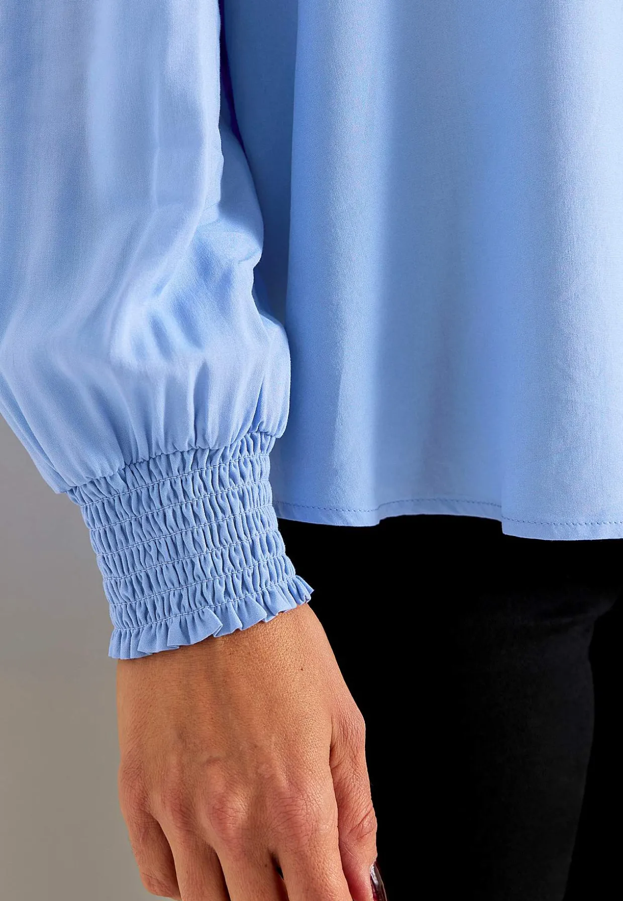 Bluse med smock ved manchetterne