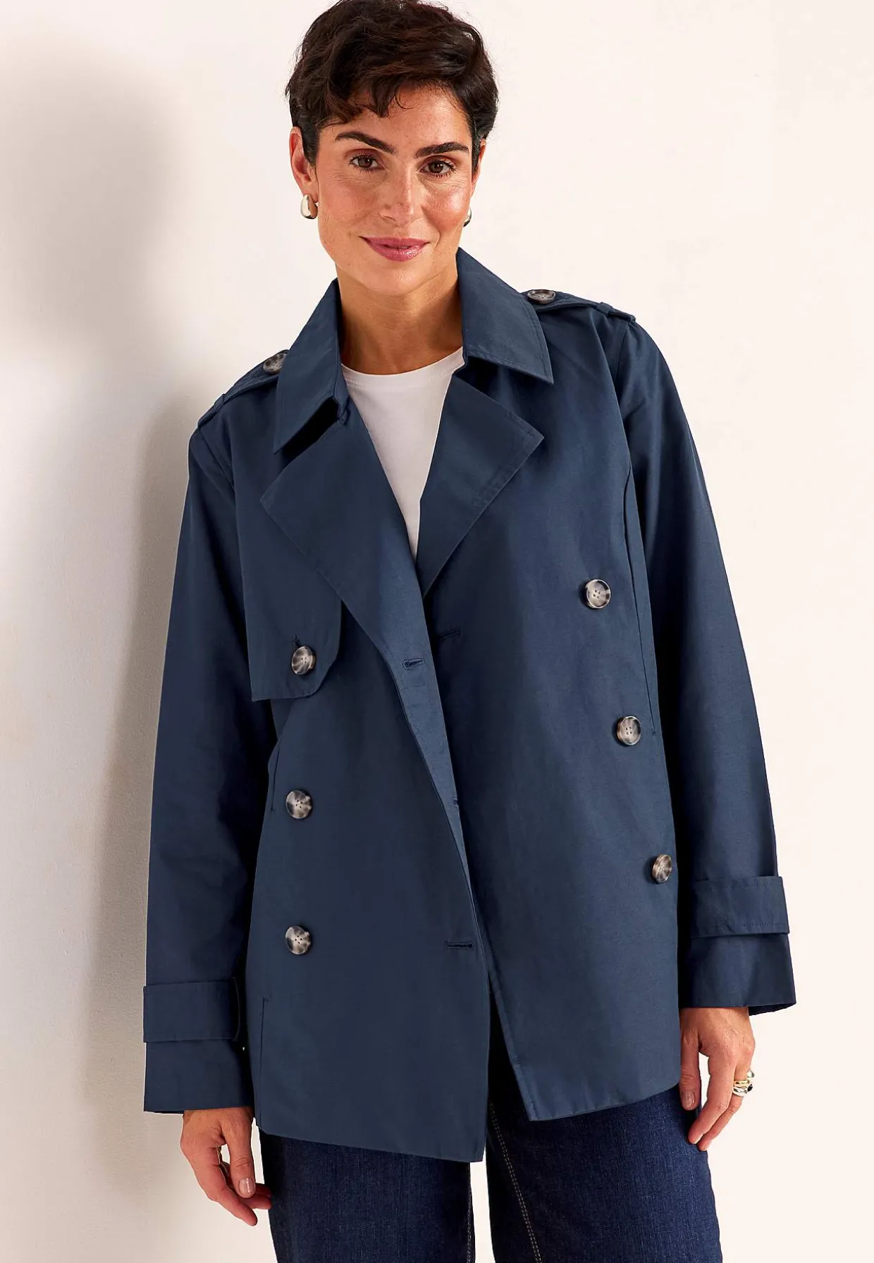 Dobbeltbrystet, kort trenchcoat