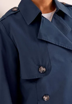 Dobbeltbrystet, kort trenchcoat