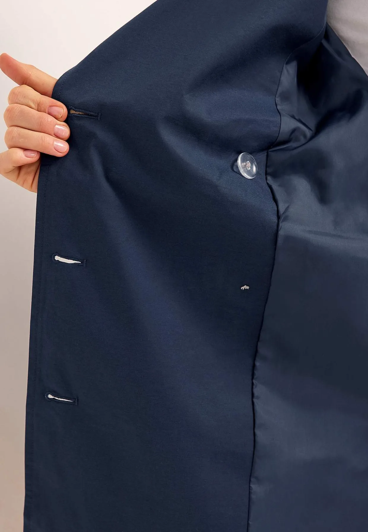 Dobbeltbrystet, kort trenchcoat