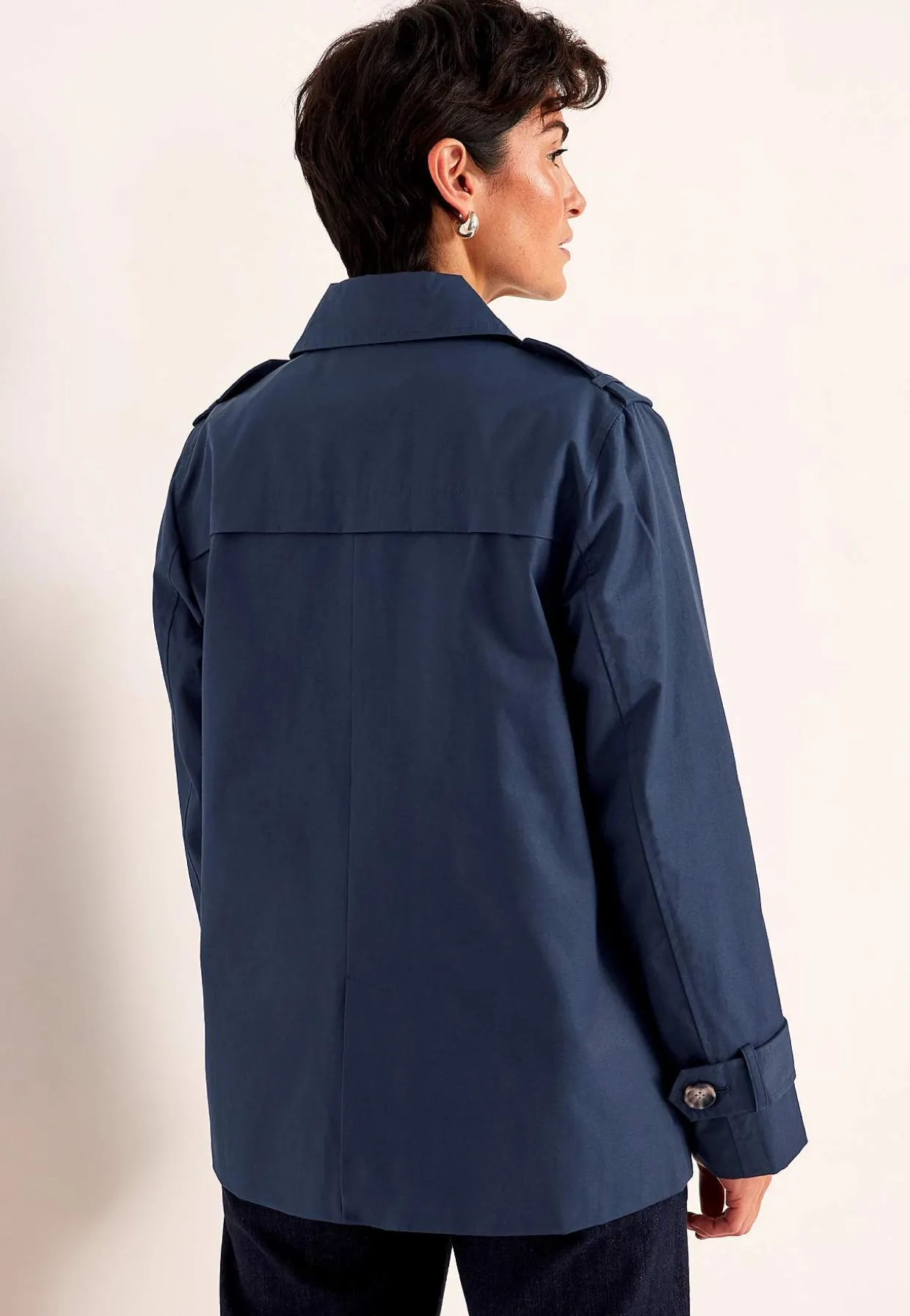 Dobbeltbrystet, kort trenchcoat