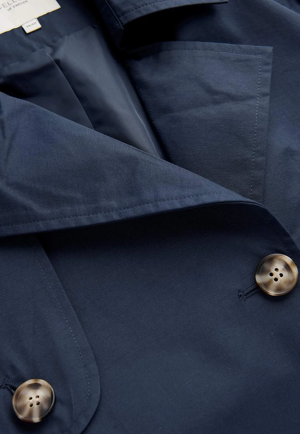 Dobbeltbrystet, kort trenchcoat