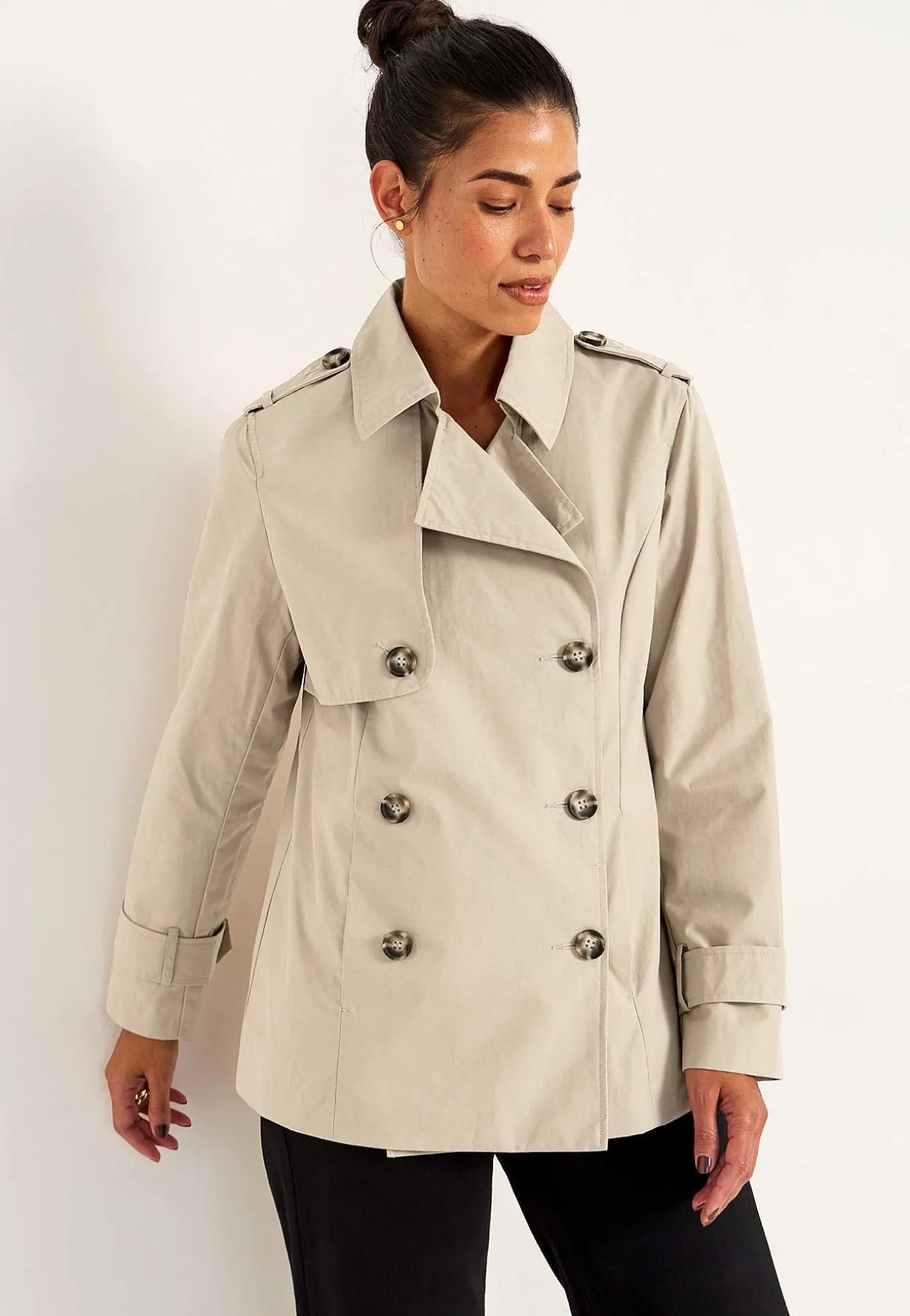 Dobbeltbrystet, kort trenchcoat