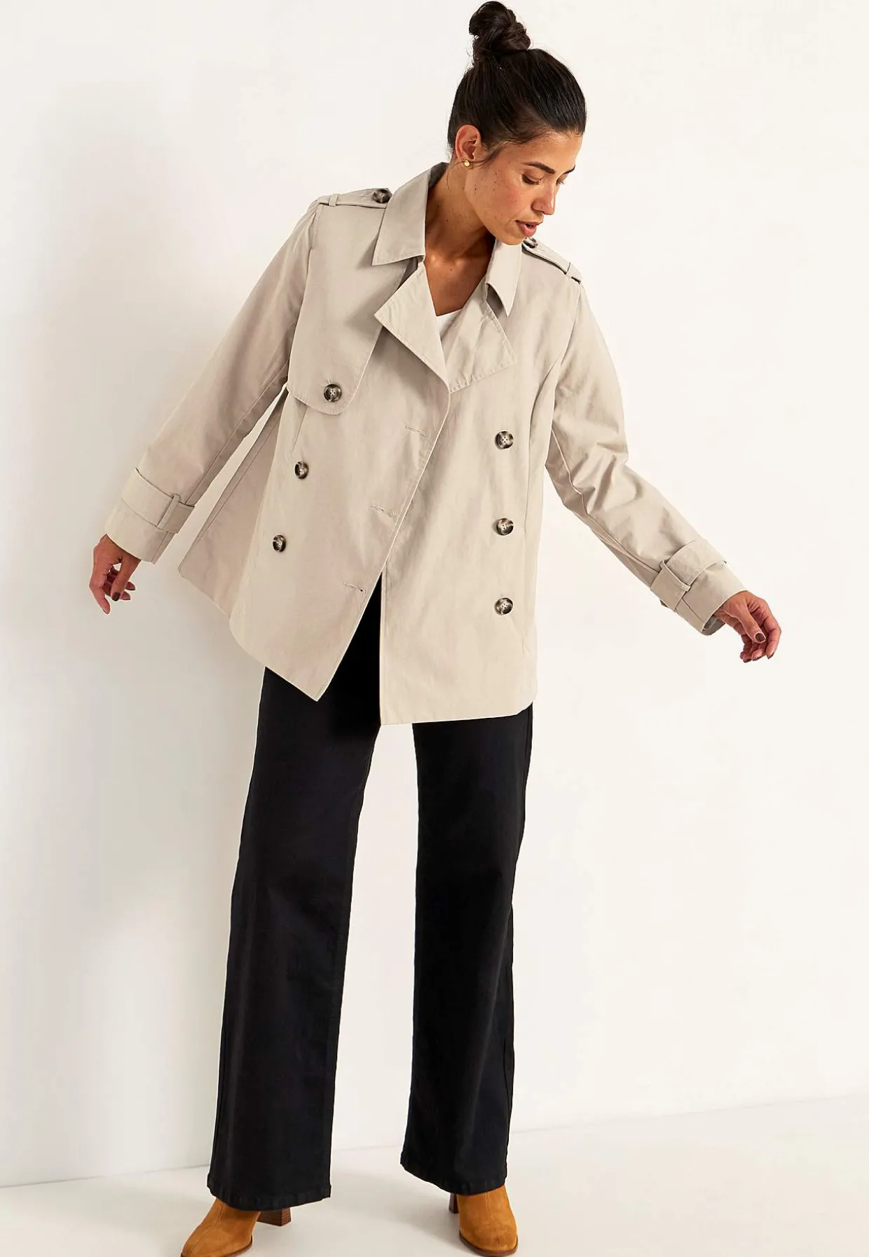 Dobbeltbrystet, kort trenchcoat