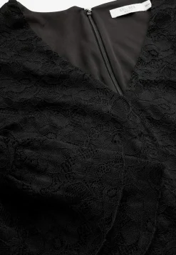 Elastisk blondekjole