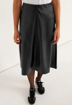 Elastisk nederdel i læderimitation