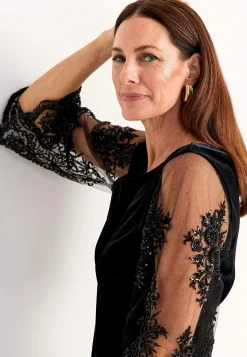 Festkjole med blonde og perlebroderi