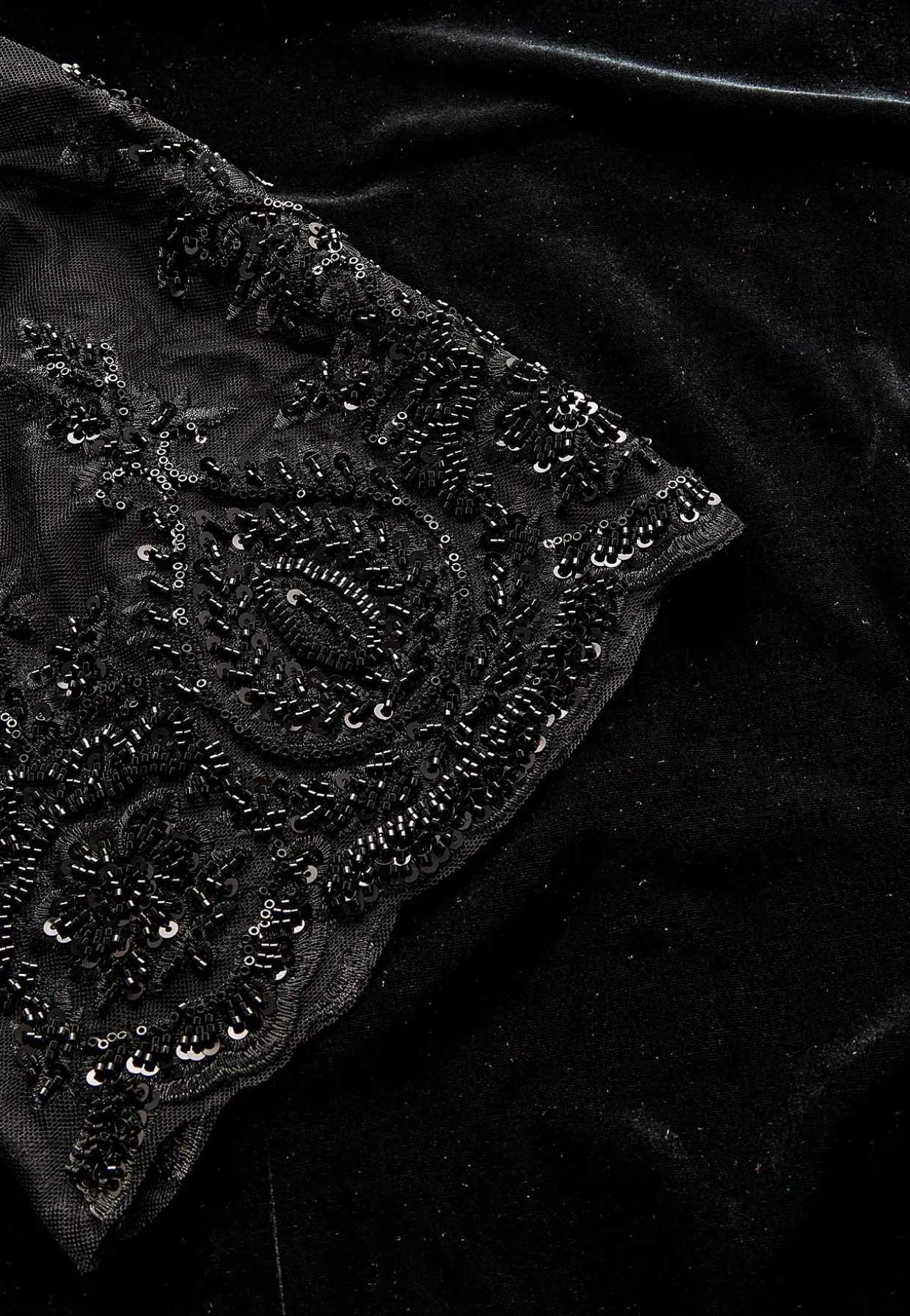 Festkjole med blonde og perlebroderi