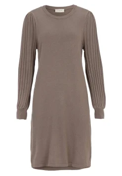 Fintstrikket kjole med plisserede ærmer | Cellbes