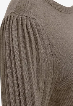 Fintstrikket kjole med plisserede ærmer | Cellbes