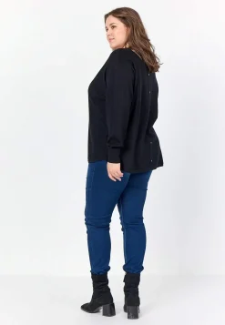 Fintstrikket trøje med knapper i ryggen