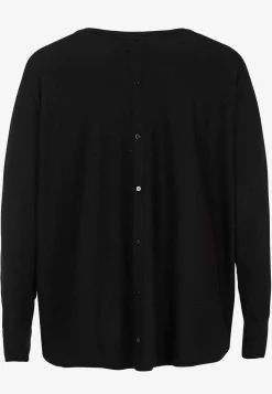 Fintstrikket trøje med knapper i ryggen