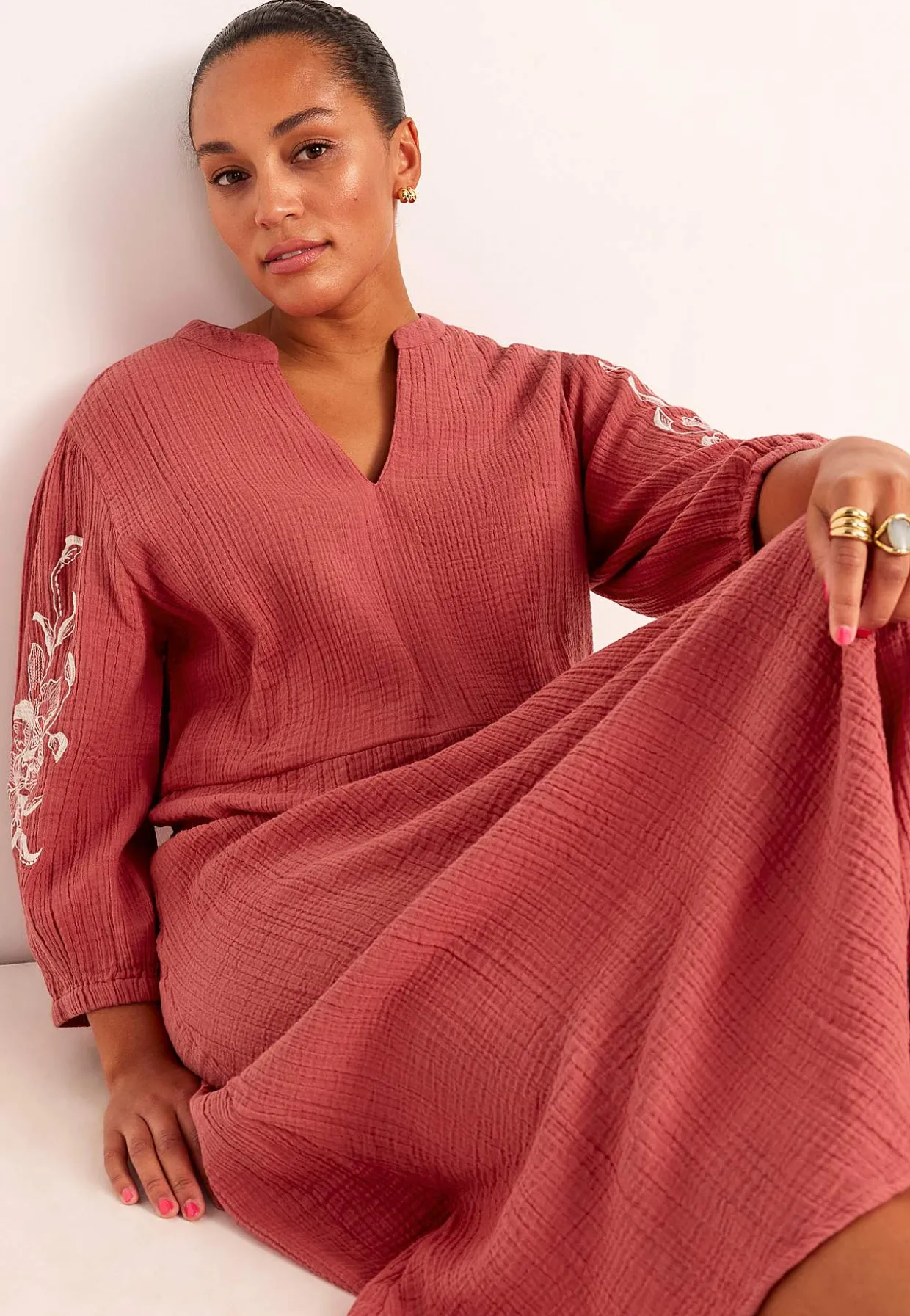 Kjole i rynket bomuld med broderi