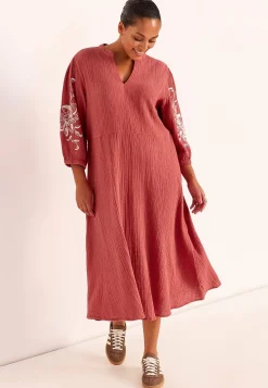 Kjole i rynket bomuld med broderi