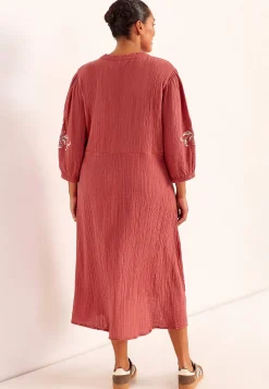 Kjole i rynket bomuld med broderi