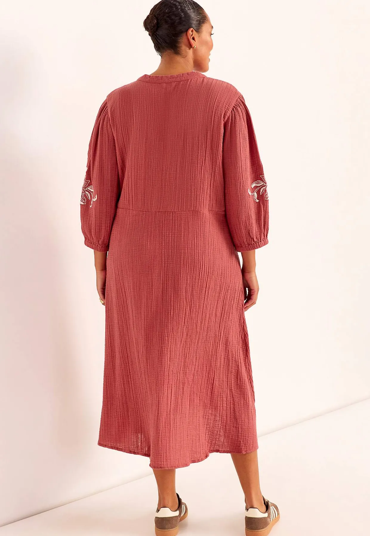 Kjole i rynket bomuld med broderi