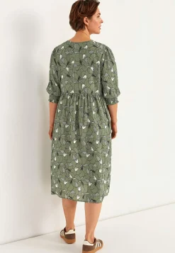 Kjole med et blomstermønster og struktur | Cellbes