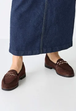 Komfortable ruskindsloafers med kædedetalje