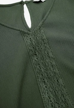 Kreppet kjole med lommer