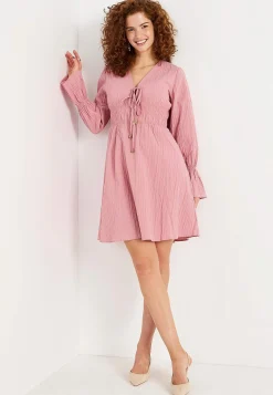 Langærmet kjole med knudedetaljer