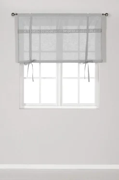 Liftgardin med blonde Monica