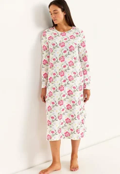 Natkjole med et blomstermønster