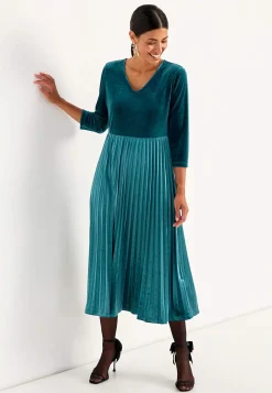 Plisseret fløjlskjole med trekvartærme