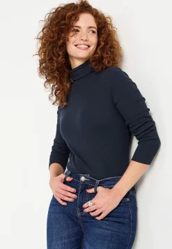 Ribbet turtleneck trøje i økologisk bomuld