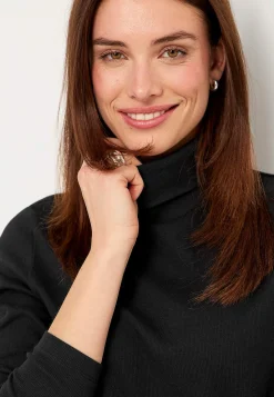 Ribbet turtleneck trøje i økologisk bomuld