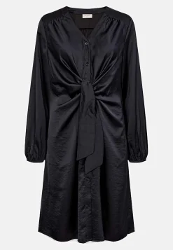 Satinkjole med knudedetalje