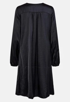 Satinkjole med knudedetalje