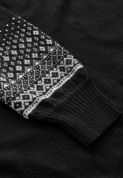 Strikket kjole med jacquardmønstrede ærmer