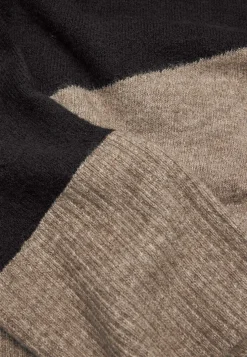 Strikket trøje med afrundet krave