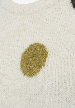 Strikket trøje med prikker