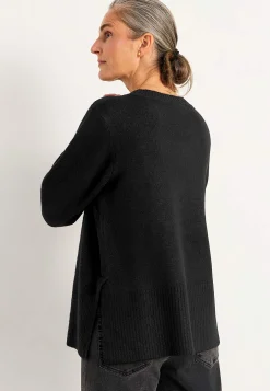 Strikket trøje med slidser