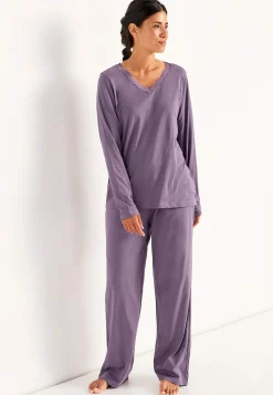 To-delt pyjamas med blondekant