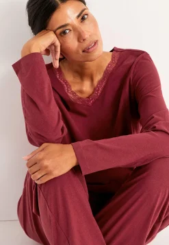 To-delt pyjamas med blondekant