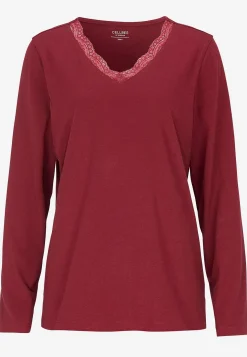 To-delt pyjamas med blondekant