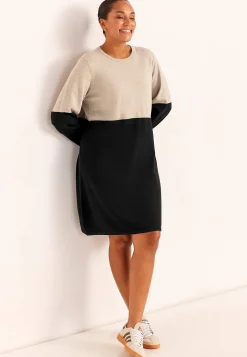 Tofarvet, fintstrikket kjole