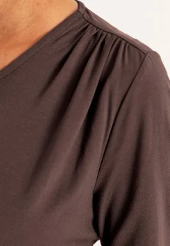 Top Premium i modal med rynkedetaljer