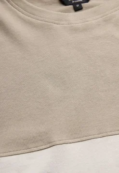 T-shirt med en bred stribe